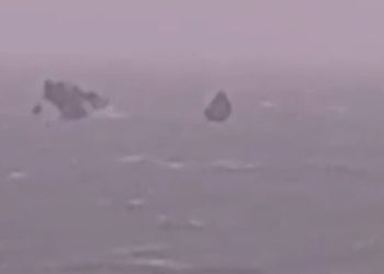 На Кубани сухогруз разломался пополам: спасли 11 человек