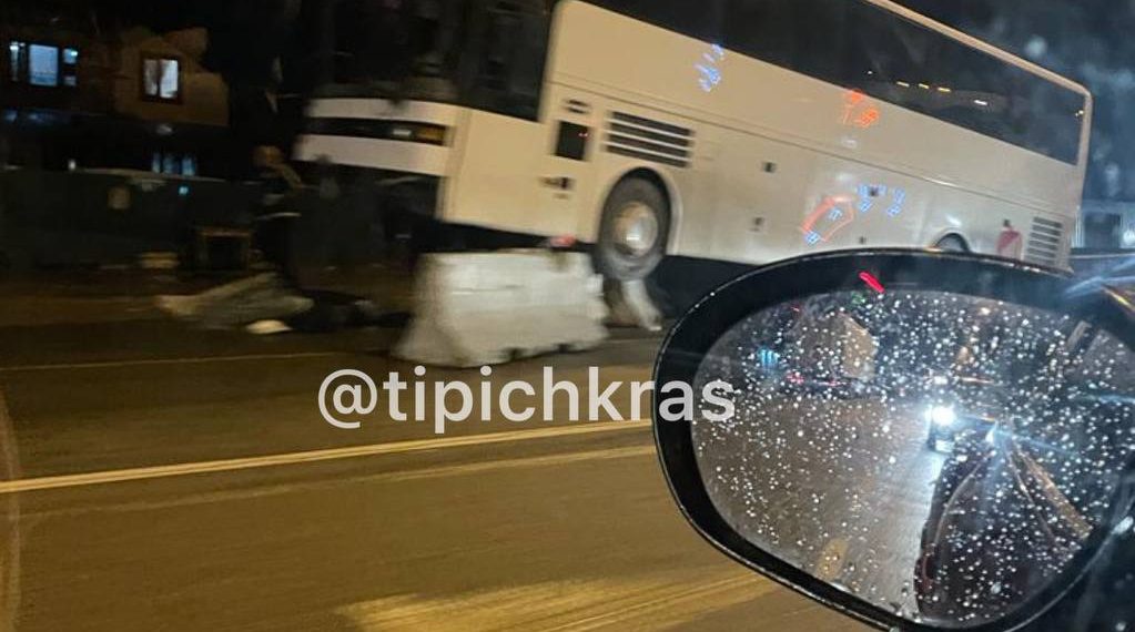 На Кубани рейсовый автобус «Майкоп — Геленджик» в ДТП снес бетонные блоки