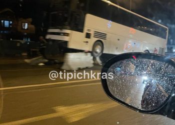 На Кубани рейсовый автобус «Майкоп — Геленджик» в ДТП снес бетонные блоки