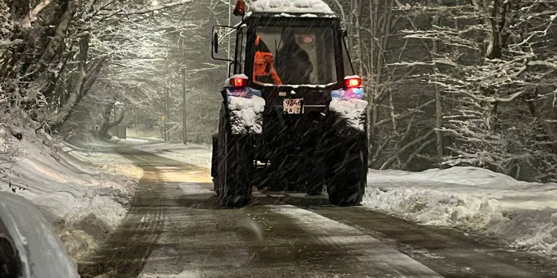 В Сочи более 200 единиц спецтехники расчищают дороги