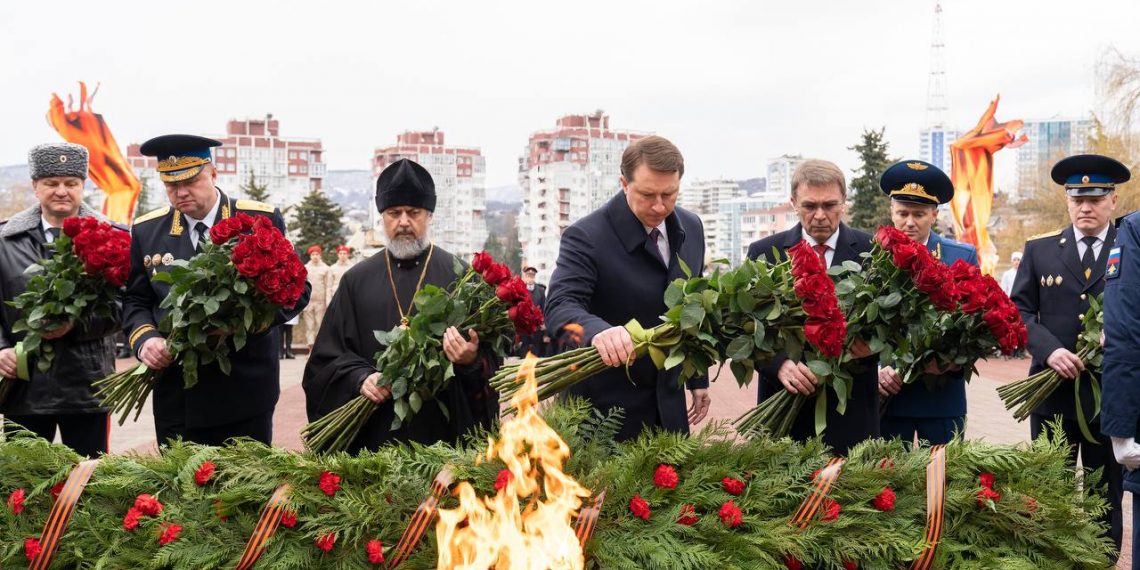 Копайгородский возложил цветы к мемориалу воинской славы