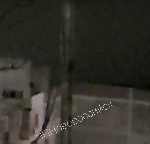 На Кубани жители докопались до искрящегося столба