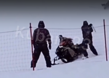 На горнолыжном курорте Сочи угнавшего у спасателей снегоход туриста пытались остановить палками