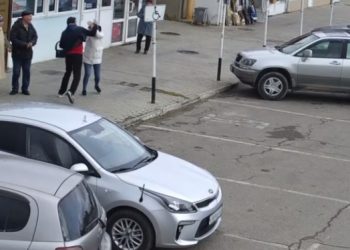 В Анапе мужчина избил девушку за неприличный жест