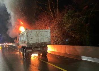 В Сочи из-за загоревшегося на мосту самосвала перекрывали трассу