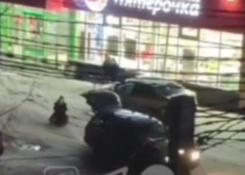 В Краснодаре компания подвыпивших вместе с детьми устроила опасные игры