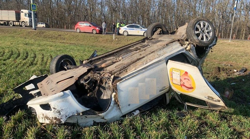 На Кубани опрокинулся Geely: пострадали два человека