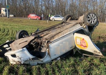 На Кубани опрокинулся Geely: пострадали два человека