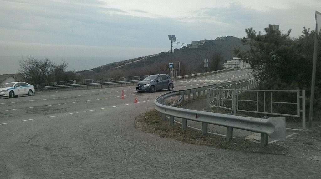 В Анапе Suzuki врезался в ограждение: пострадал водитель