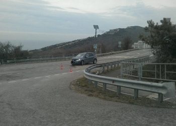 В Анапе Suzuki врезался в ограждение: пострадал водитель