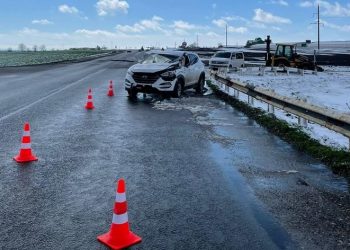 На Кубани иномарка врезалась в экскаватор: пострадала женщина