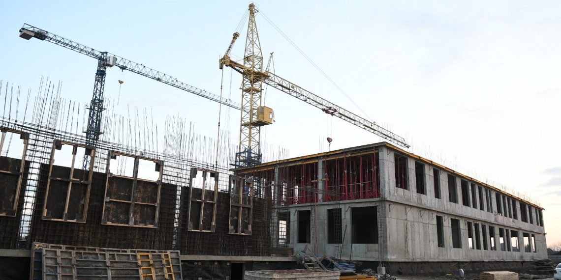 Школу на 1550 мест в Краснодаре построили на 15%