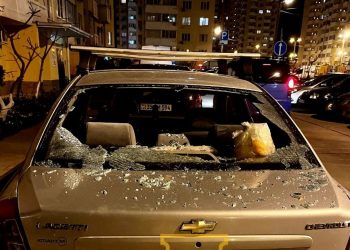 В Краснодаре неизвестные разбили пакетом с мусором стекло авто