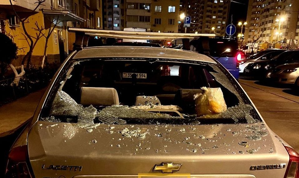 В Краснодаре неизвестные разбили пакетом с мусором стекло авто