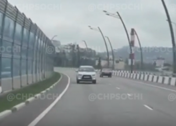 В Сочи водитель на «Мицубиси» ехал по дороге задом наперед, чтобы отмотать пробег