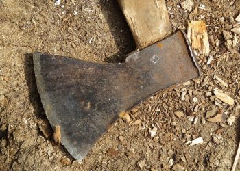 Соцсети: в Краснодаре мужчина с топором ломился в квартиру к женщине с семидневным ребенком