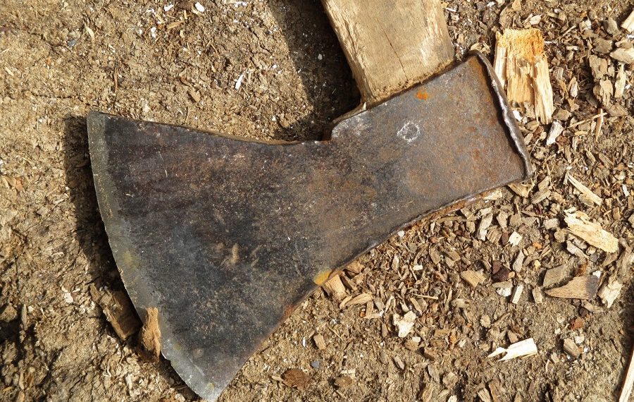 Соцсети: в Краснодаре мужчина с топором ломился в квартиру к женщине с семидневным ребенком