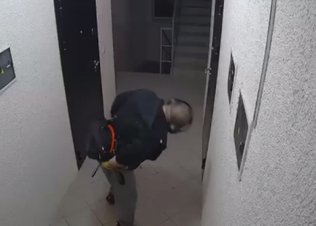 На Кубани мужчина-сюрприз танцует в подъезде и выкладывает свой прибор на камеру