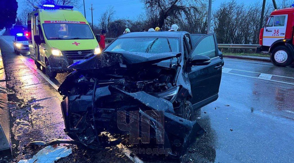 В Сочи 37-летний водитель «Тойоты» уснул и впечатался в бетонную стену