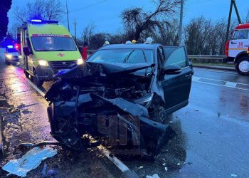 В Сочи 37-летний водитель «Тойоты» уснул и впечатался в бетонную стену