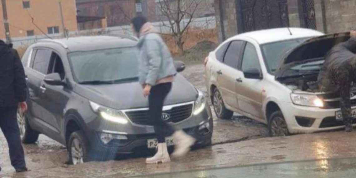 В Краснодаре две машины попали в ловушку после обвала грунта