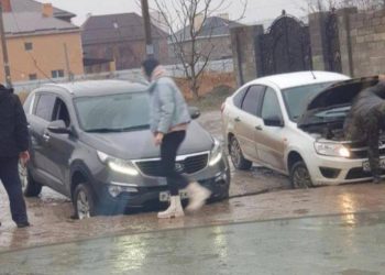 В Краснодаре две машины попали в ловушку после обвала грунта