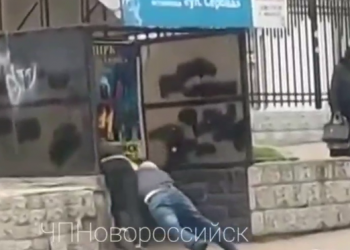 Рассвирепевший ММА-дед, переведший в партер парня на остановке, попал на видео на Кубани