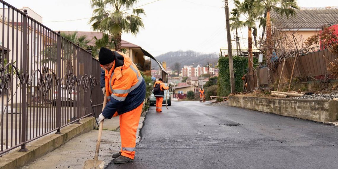 В Сочи ремонтируют улицу Бакинскую