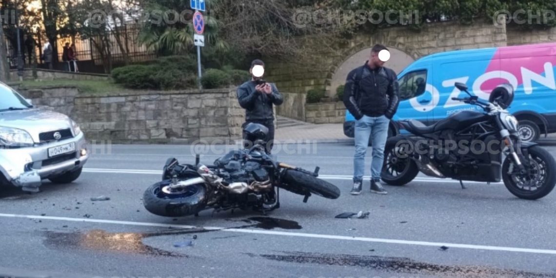 В Сочи водитель мотоцикла пострадал в массовом ДТП