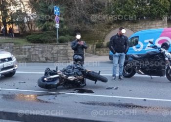 В Сочи водитель мотоцикла пострадал в массовом ДТП