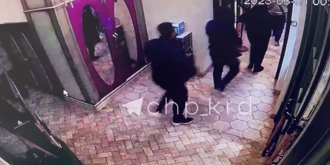 В Краснодаре несколько человек избили охранника ресторана