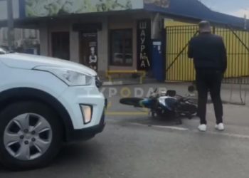 В Краснодаре автомобиль сбил мопед