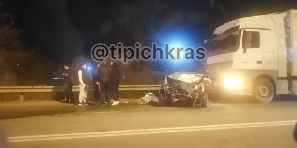 В Краснодаре фура врезалась в ВАЗ: есть пострадавшие