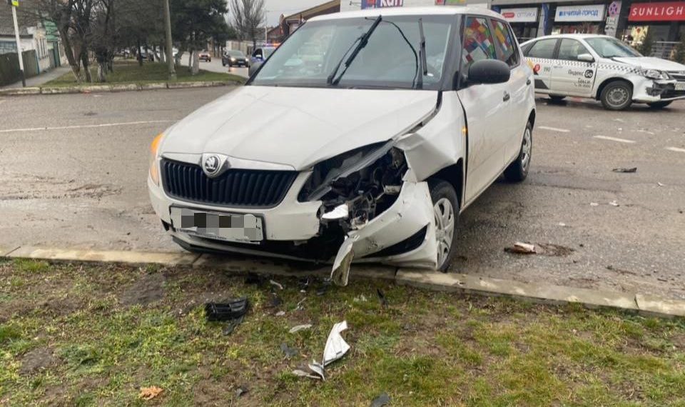 На Кубани столкнулись два авто: пострадал четырехлетний ребенок