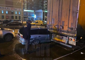 В Краснодаре водителя «вырезали» из легковушки после ДТП с припаркованным большегрузом