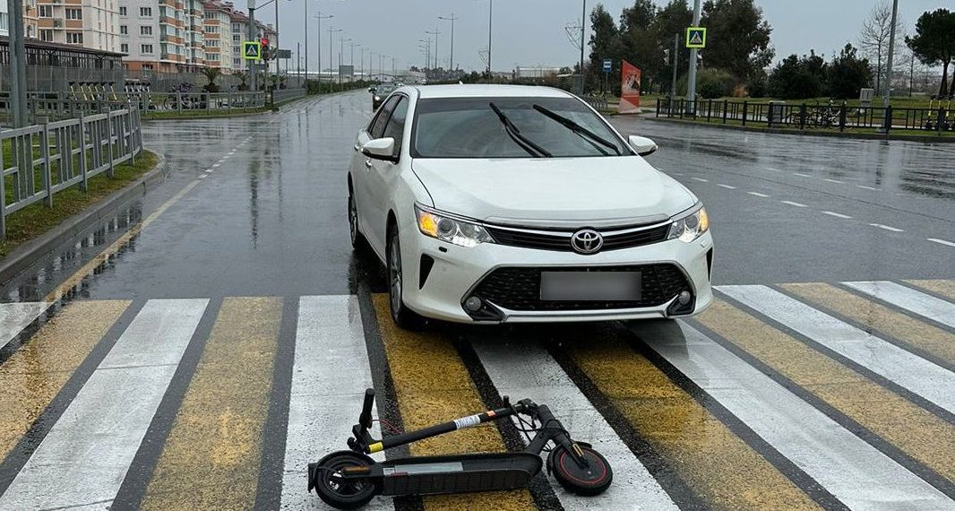 В Сириусе Toyota сбила 17-летнего подростка на самокате