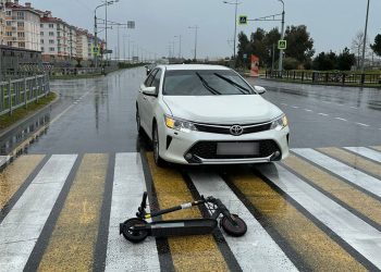 В Сириусе Toyota сбила 17-летнего подростка на самокате