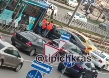 В Краснодаре трамвай врезался в легковушку