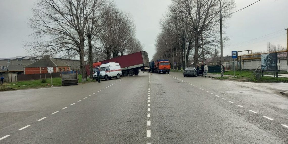 На Кубани водитель грузовика протаранил две легковушки и попал в больницу