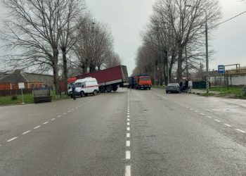 На Кубани водитель грузовика протаранил две легковушки и попал в больницу
