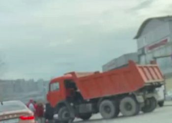 В Сочи КамАЗ сбил мопед