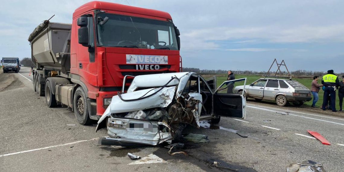 На Кубани столкнулись «семерка» и два грузовика: погибли две женщины