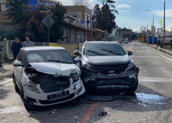 В ДТП с двумя легковушками в Сочи пострадала пятилетняя девочка