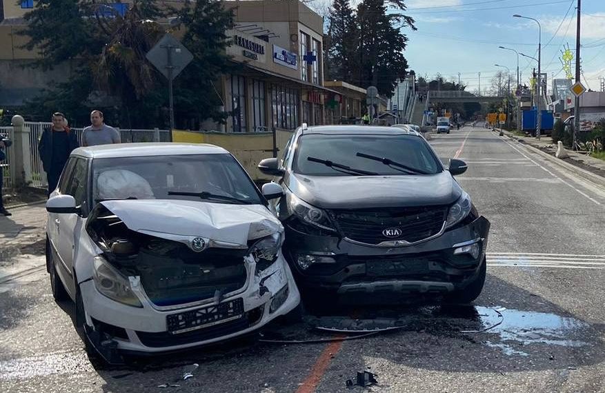 В ДТП с двумя легковушками в Сочи пострадала пятилетняя девочка