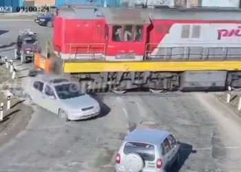 На Кубани тепловоз протаранил легковушку на путях