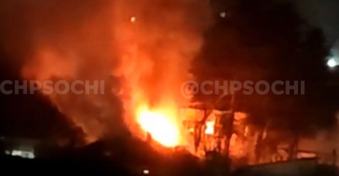 Утром в Сочи 17 марта произошел крупный пожар