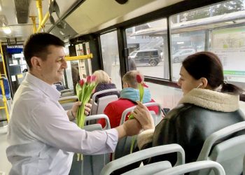 В общественном транспорте Сочи женщинам вручают цветы