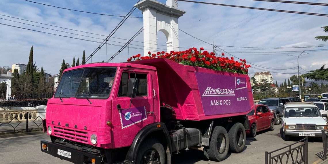 В Сочи заметили КамАЗ с розами