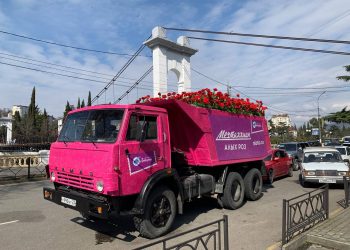 В Сочи заметили КамАЗ с розами