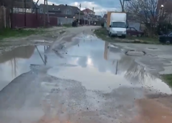 На Кубани жители одного села могут провалиться в “дорожный портал” из-за ям